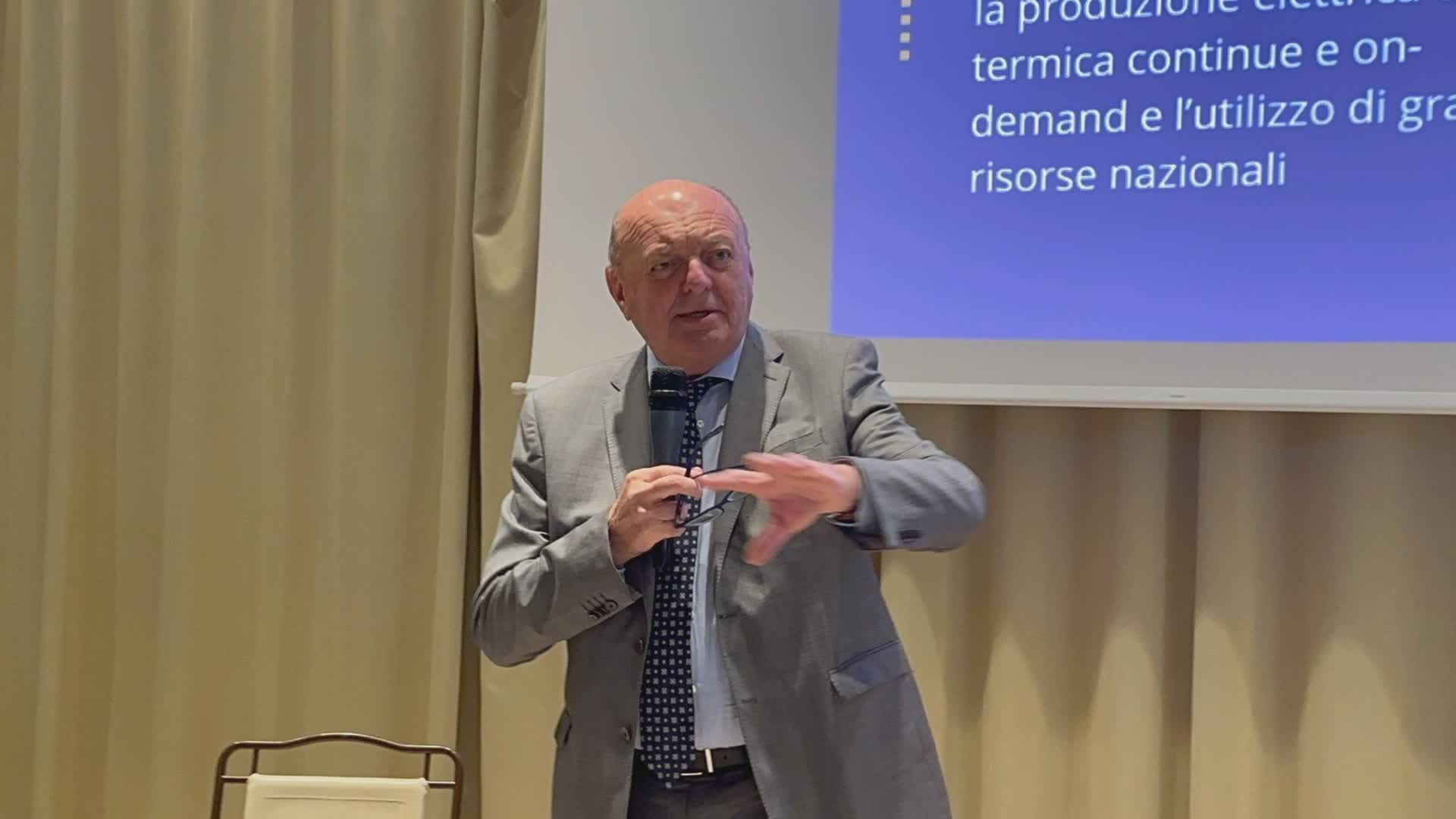 Rigassificatore, il ministro dell'Ambiente Pichetto Fratin da Genova: "Una soluzione di passaggio, sì al dialogo con territori, iter appena iniziato"