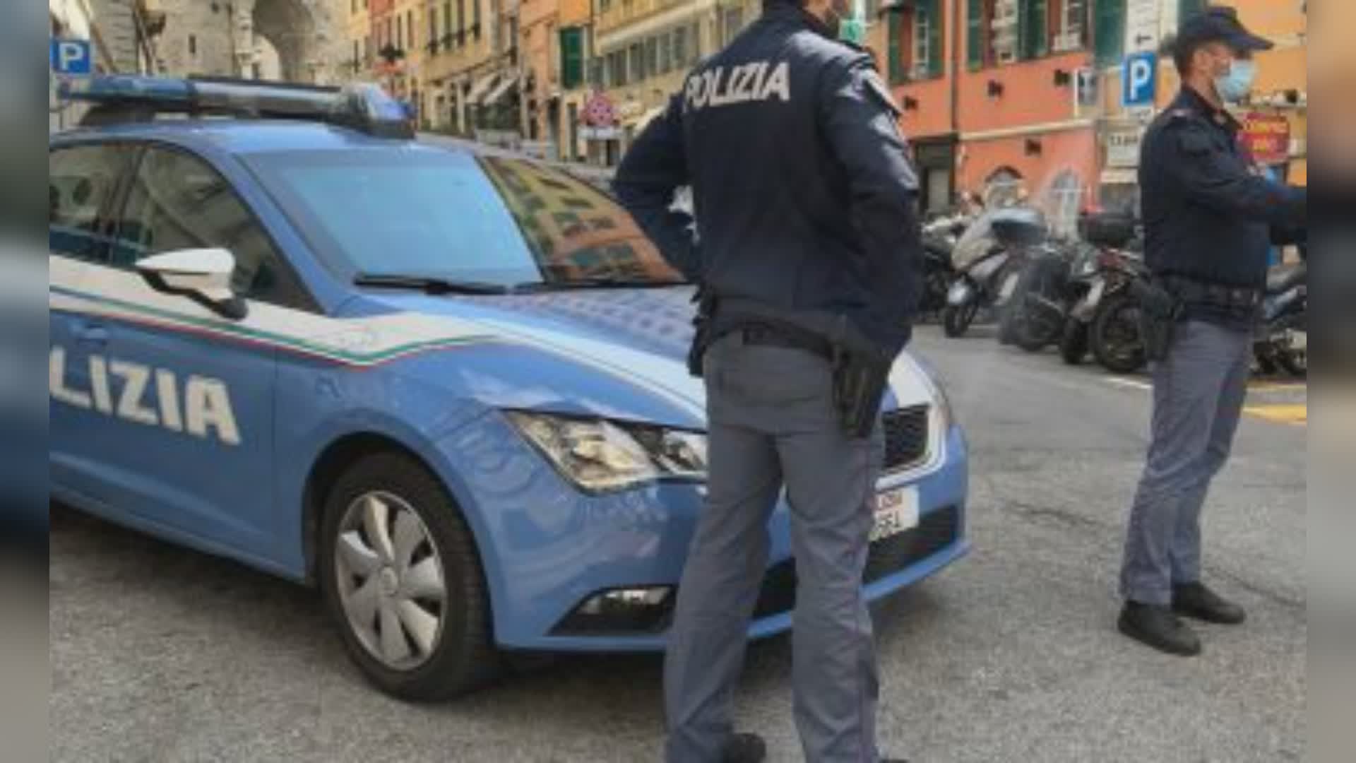 Genova, otto minorenni aggrediscono un uomo per rapinarlo