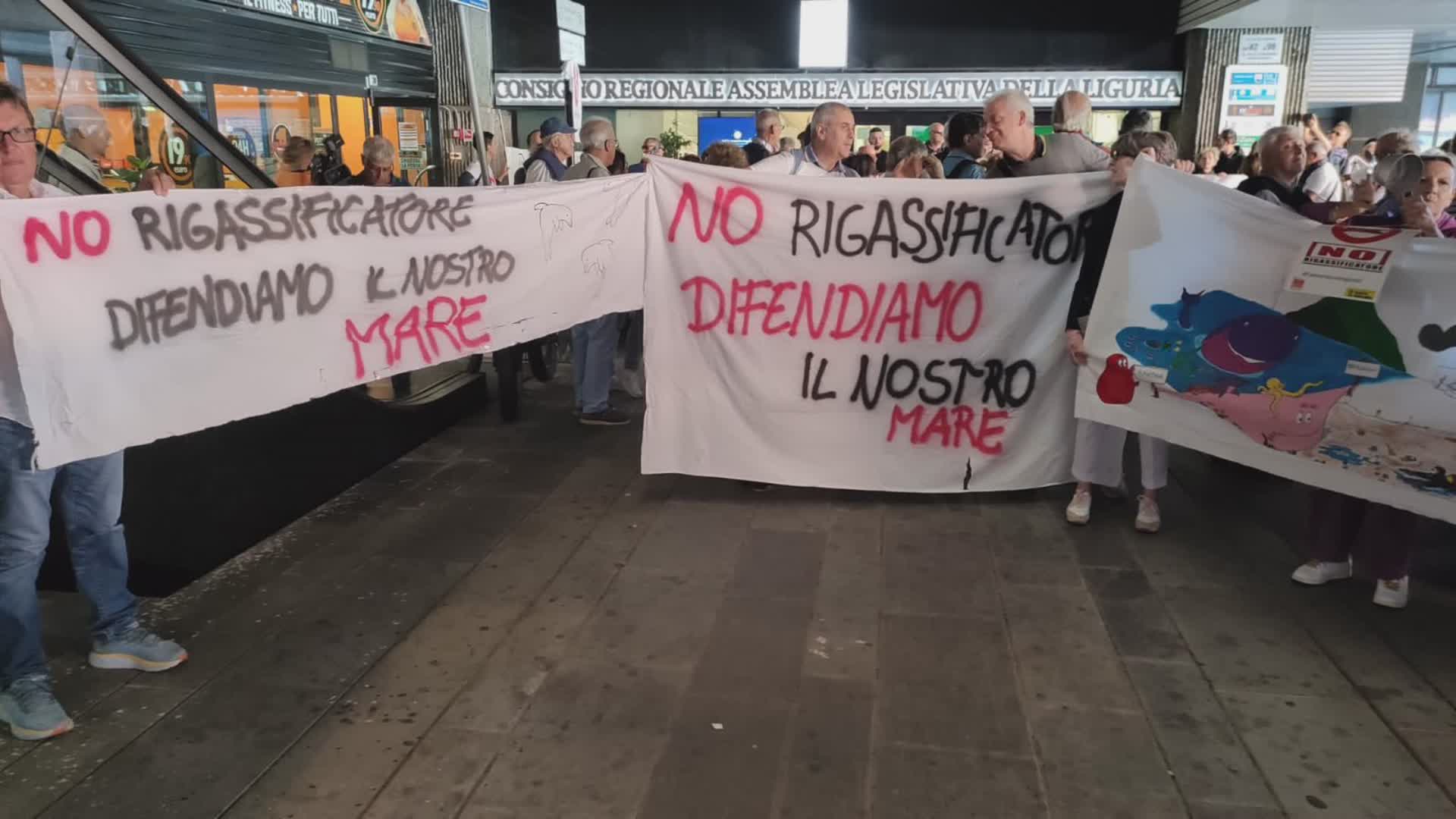 Rigassificatore, oggi il consiglio regionale monotematico. Comitati in protesta davanti l'aula, poi in piazza De Ferrari (FOTO - VIDEO)