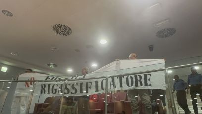 Rigassificatore, la protesta dei comitati continua anche in consiglio regionale: esposto striscione dopo le parole di Toti