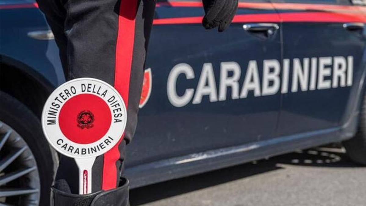 Cogoleto, 25enne aggredisce automobilista e lancia pietre contro i carabinieri 
