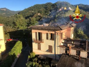 Lumarzo, incendio in un'abitazione: feriti tre anziani e la badante