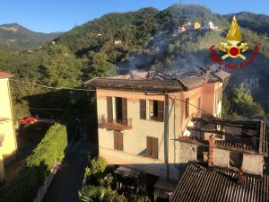 Lumarzo, incendio in un'abitazione: feriti tre anziani e la badante