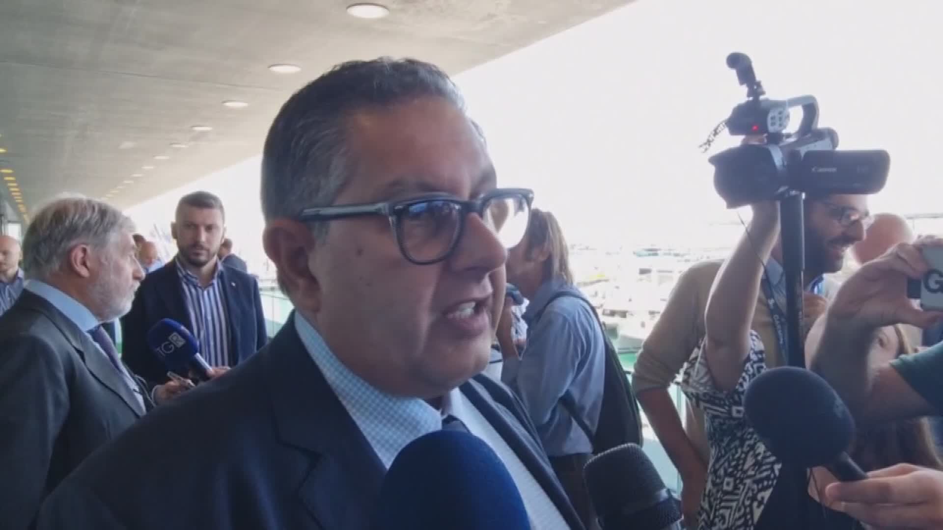 Rigassificatore, botta e risposta Calenda-Toti: "No al trasloco a Vado per motivi solo politici", "Giravolta senza motivo, in Liguria fallisce Azione"