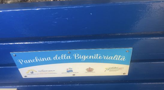 Genova, inaugurata in salita Carbonara la terza panchina blu della bigenitorialità 