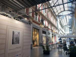 Genova, foto storiche appese in Galleria Mazzini per "alleggerire" l'impatto dei ponteggi