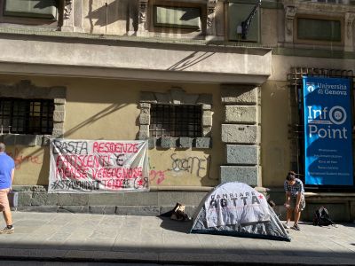 Genova, studenti in tenda fuori dall’università per protestare contro il caro affitti