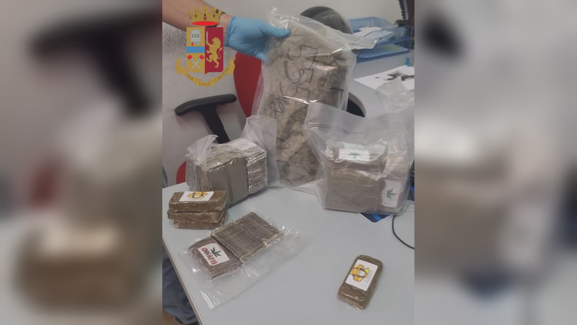 Genova, due uomini trovati in possesso di 5 kg tra hashish e marijuana: arrestati dalla polizia