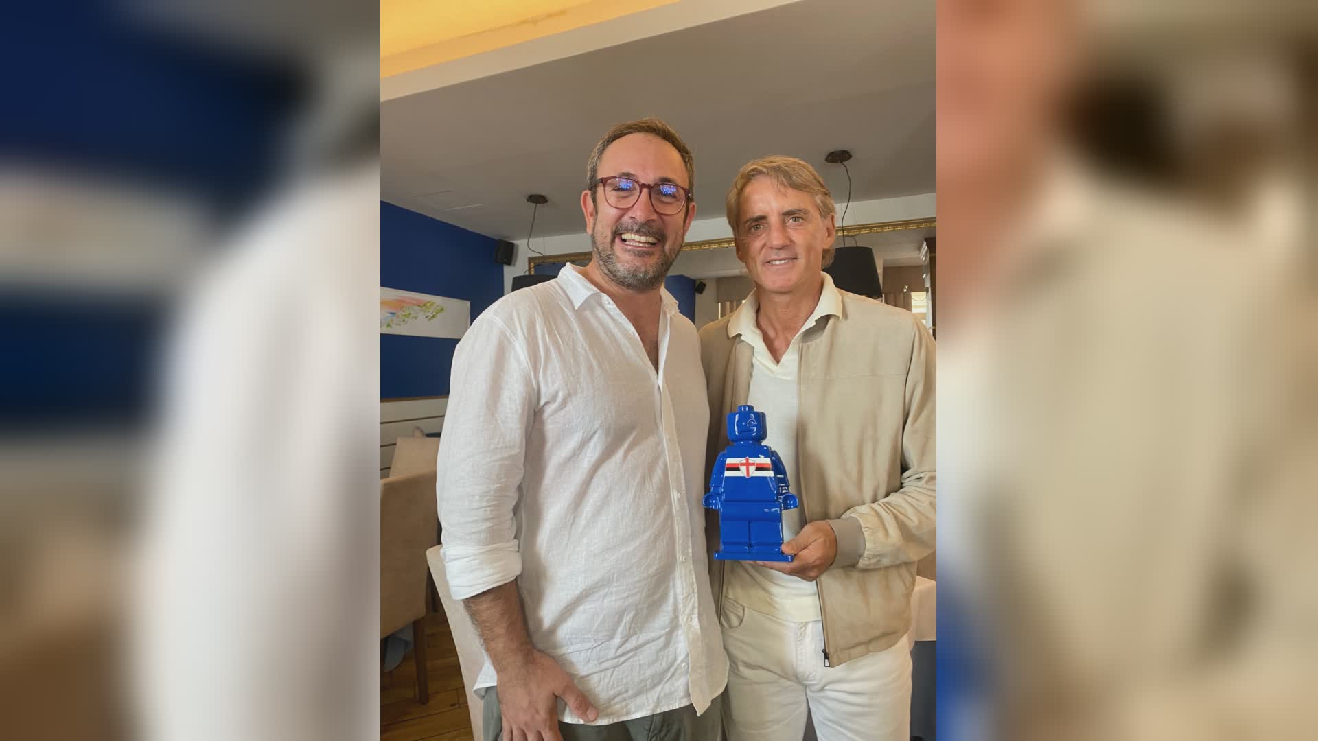Sampdoria, l'artista genovese Alessandro Piano ha donato una statuetta a Roberto Mancini