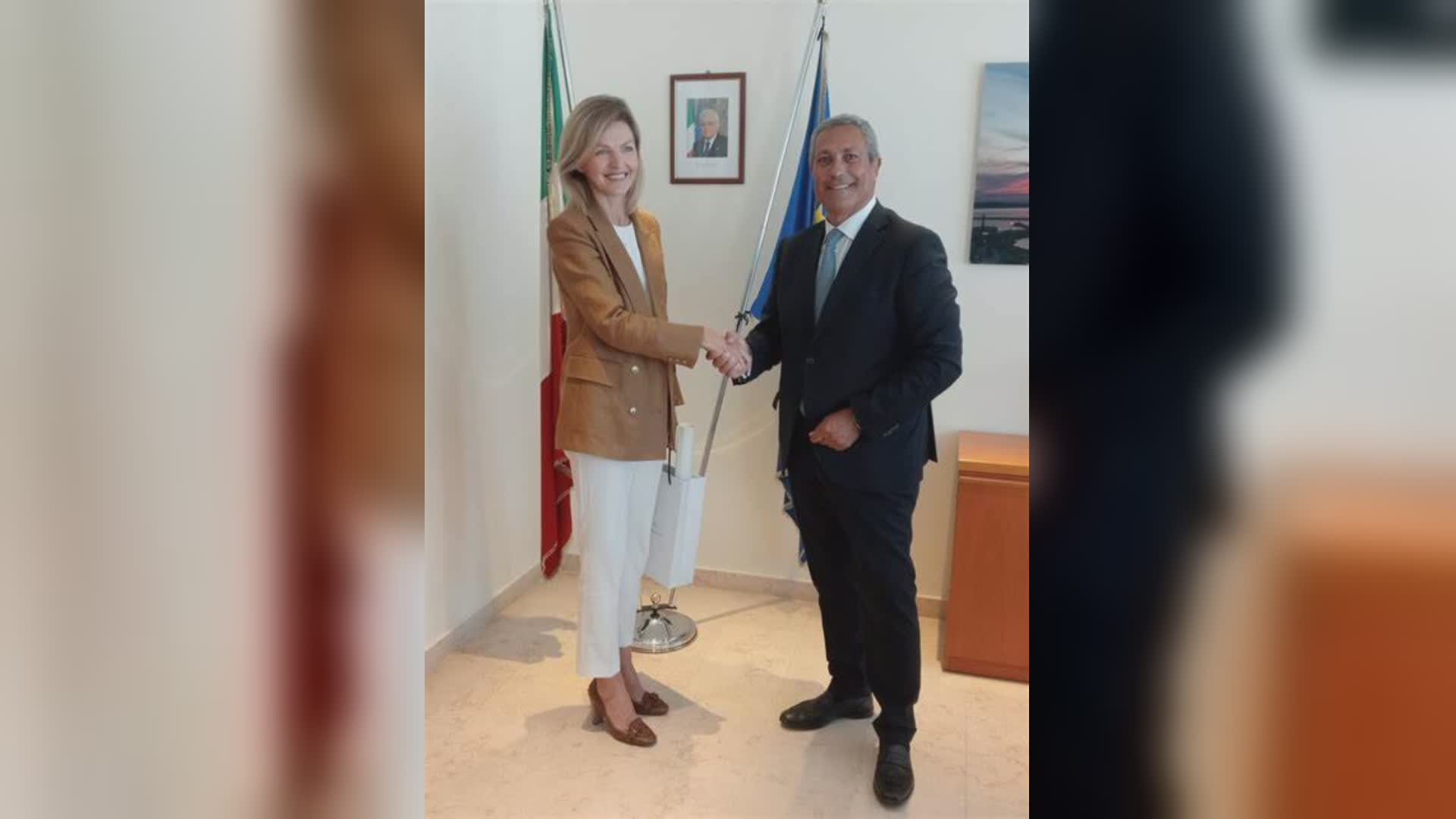 Ancona, l'ambasciatore lituano in Italia Kreiviene visita il porto della città