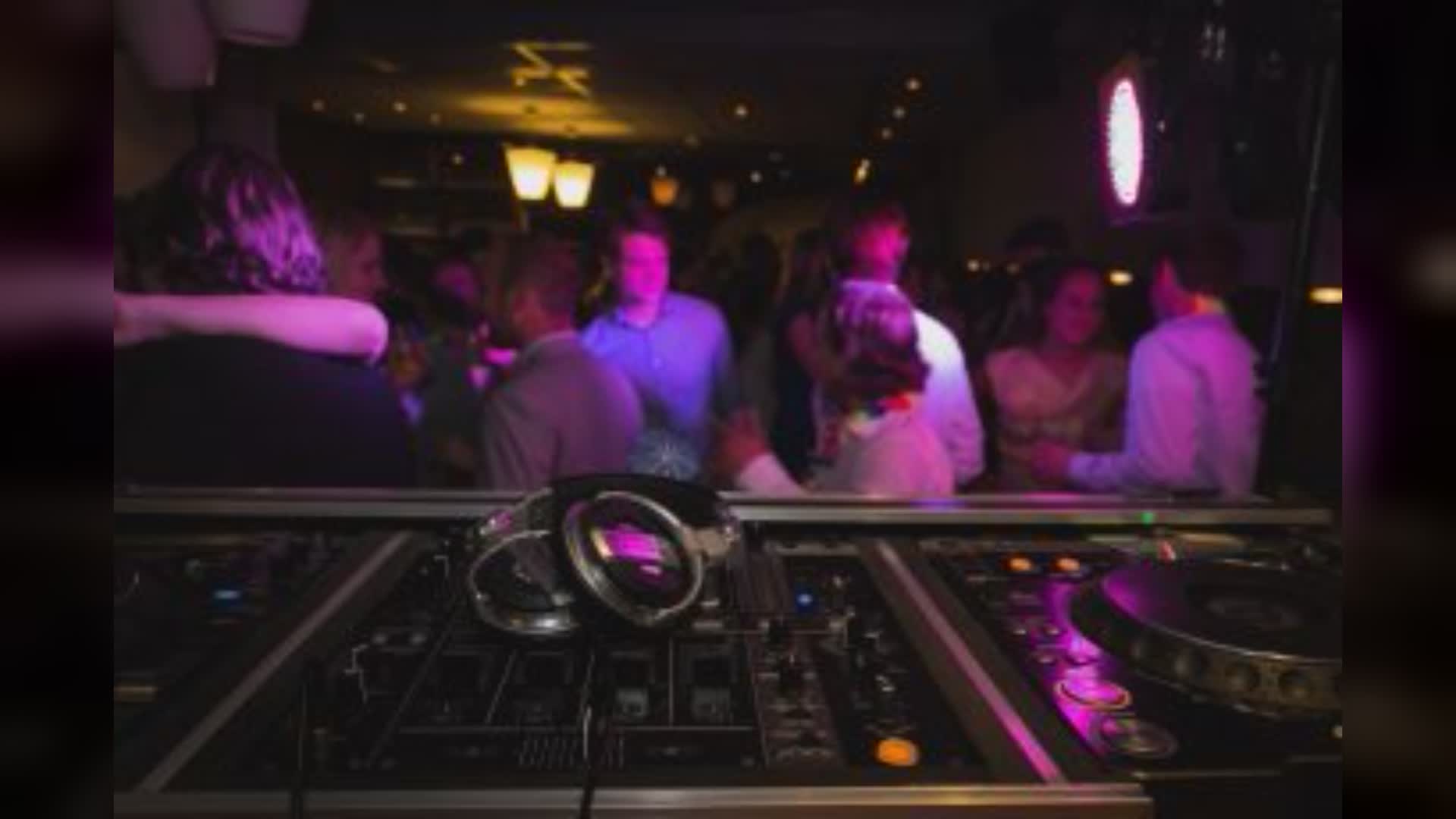 Genova, la prima discoteca antisocial: banditi smartphone mentre di balla