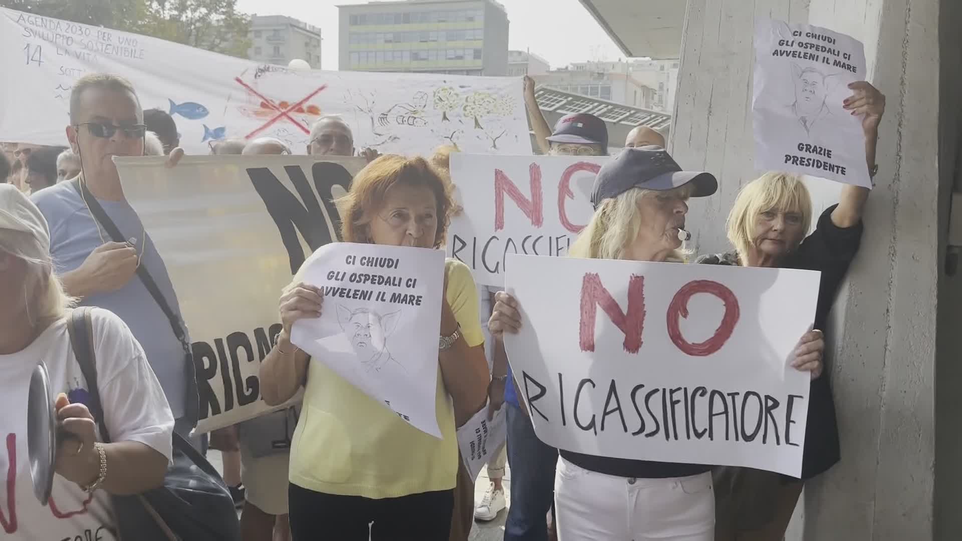 "No al rigassificatore", Toti a Savona tra le proteste dei cittadini