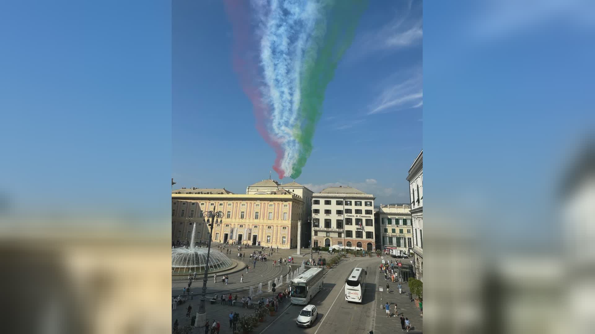 Genova, le Frecce Tricolori salutano la città per festeggiare il centenario (FOTOGALLERY)