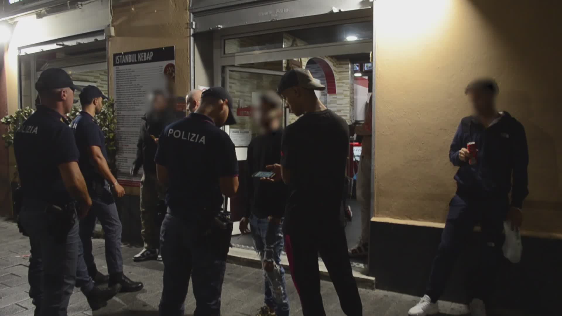 Genova, operazione "Alto Impatto" in centro storico: due arresti, 14 denunce e un locale chiuso dall'Asl
