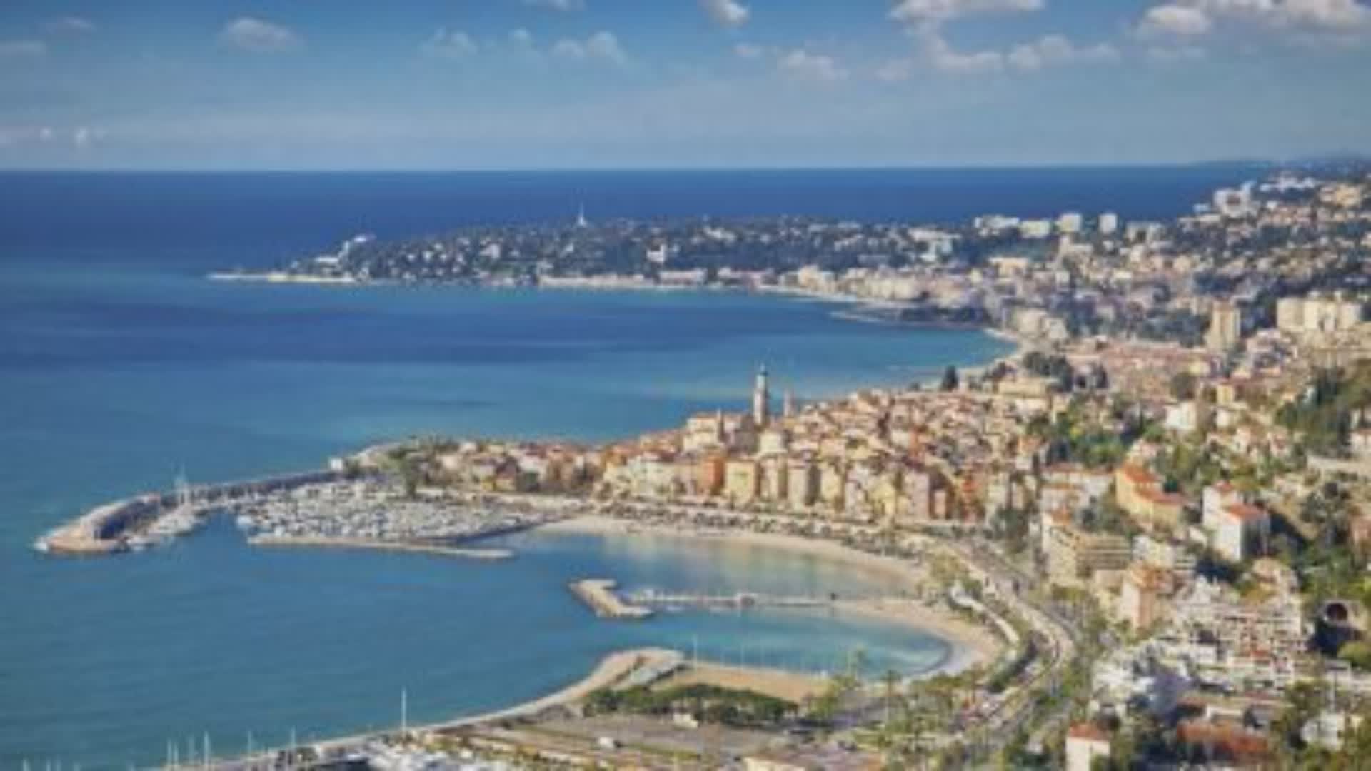 Alassio, il Comune premia una donna che sceglie il borgo per le sue vacanze da 75 anni