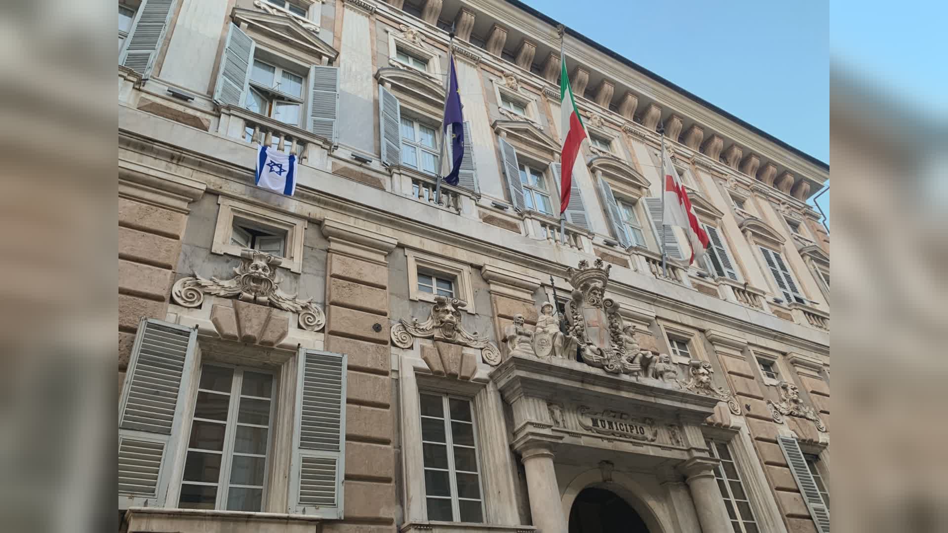 Genova, la bandiera di Israele esposta sulla facciata di Palazzo Tursi