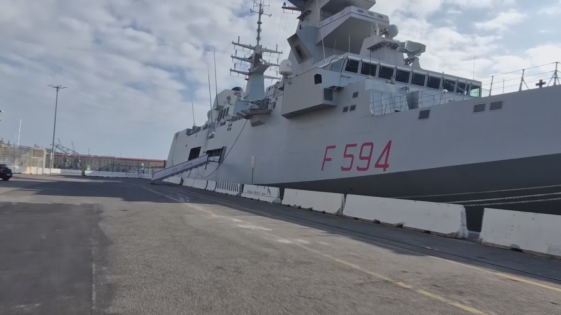 Genova, la nave militare "Alpino" attraccata al porto