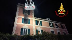 Genova, incendio in un appartamento di Corso Europa: evacuati i residenti