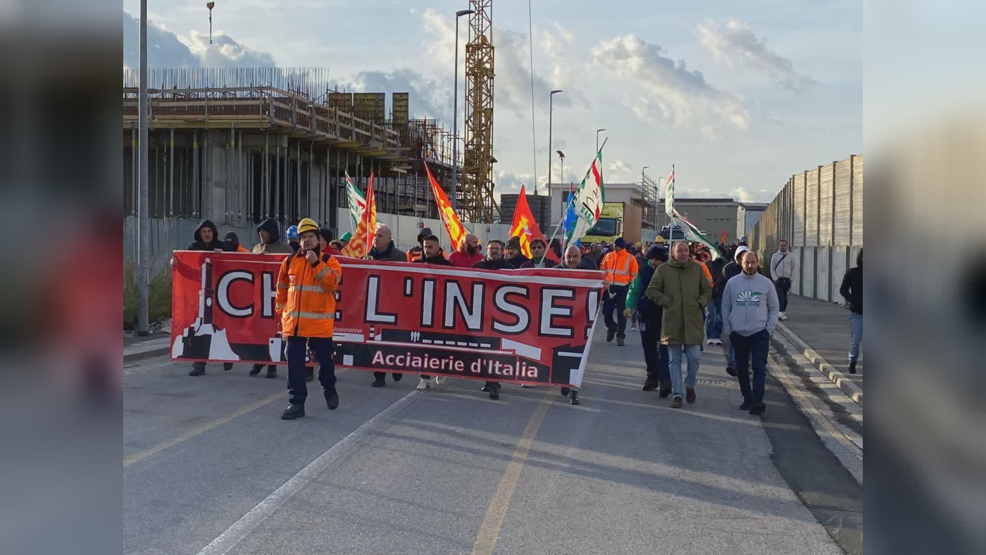 Ex llva, assemblea ai cancelli, i sindacati: "Pronti ad andare a Roma, il governo riprenda un ruolo"