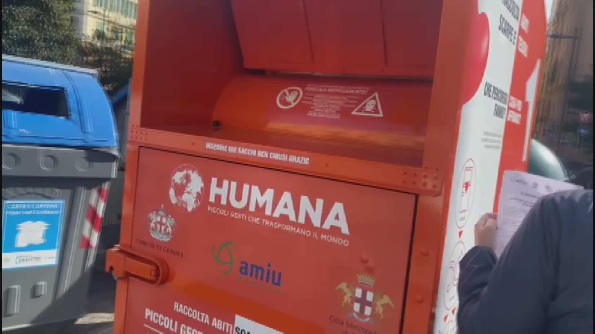 Genova, inaugurata la nuova campagna di raccolta differenziata dei rifiuti tessili