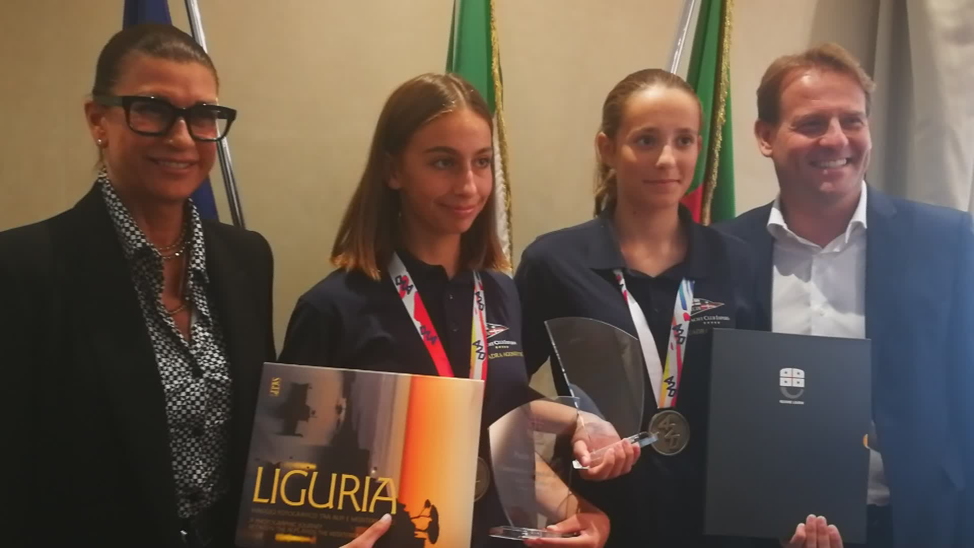 Genova, premiate con due targhe celebrative le campionesse di vela under 15 Paola Correale e Viola Vianzone