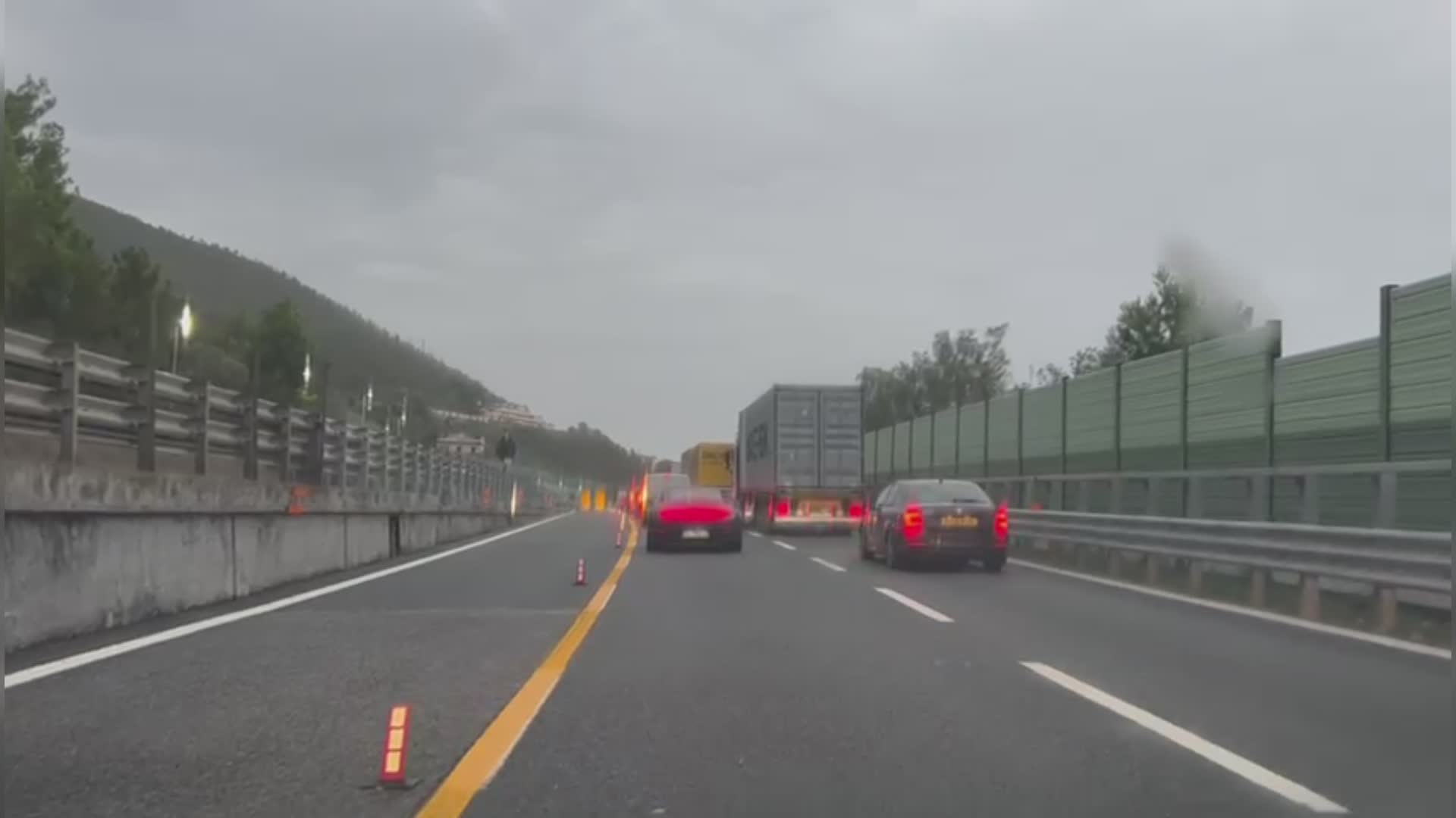 Liguria, allerta arancione ma i cantieri in autostrada non si fermano: rallentamenti e code sulla A10 direzione Genova