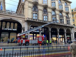 Genova, intervento dei vigili del fuoco in via XX settembre per la caduta di un pezzo d'intonaco da un balcone