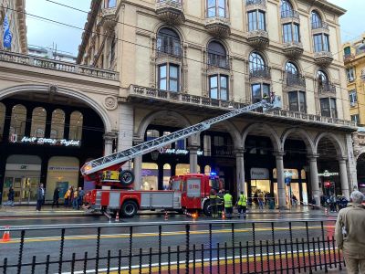 Genova, intervento dei vigili del fuoco in via XX settembre per la caduta di un pezzo d'intonaco da un balcone