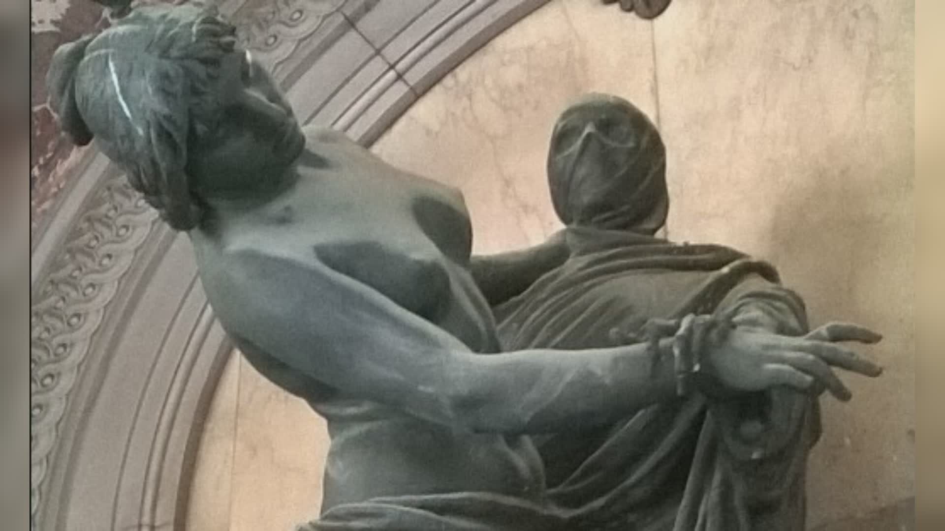 Genova "arruola" i falchi per scacciare dal cimitero di Staglieno i piccioni che sporcano le statue