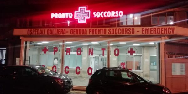 Genova, paziente scende dall’ambulanza tirando calci e pugni: aggrediti due operatori sanitari dell’ospedale Galliera