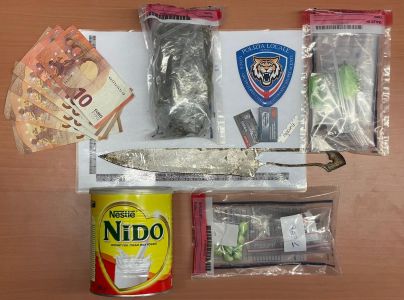 Genova, pusher sorpreso con droga e un coltello da 30 centimetri: arrestato