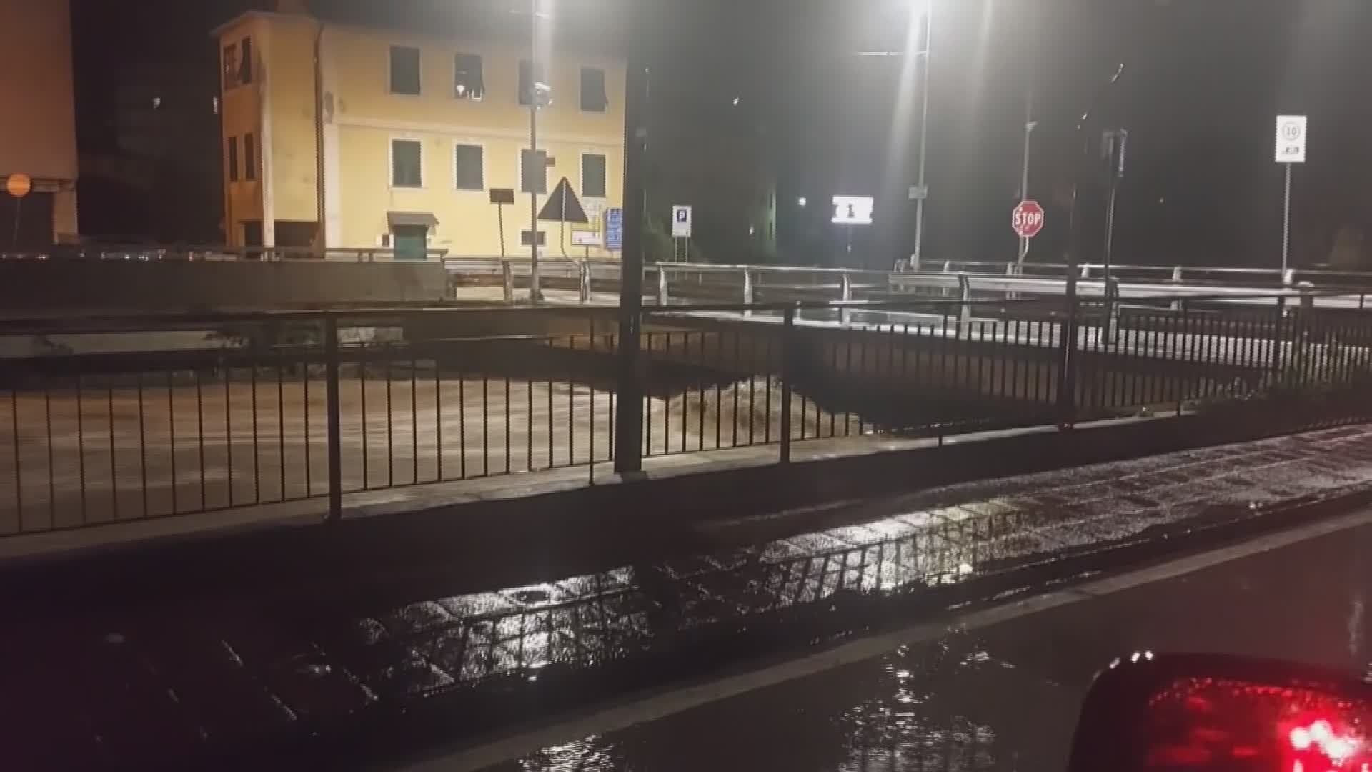 Maltempo: a Recco il torrente torna sotto il livello di guardia; sfollata una famiglia a Camogli