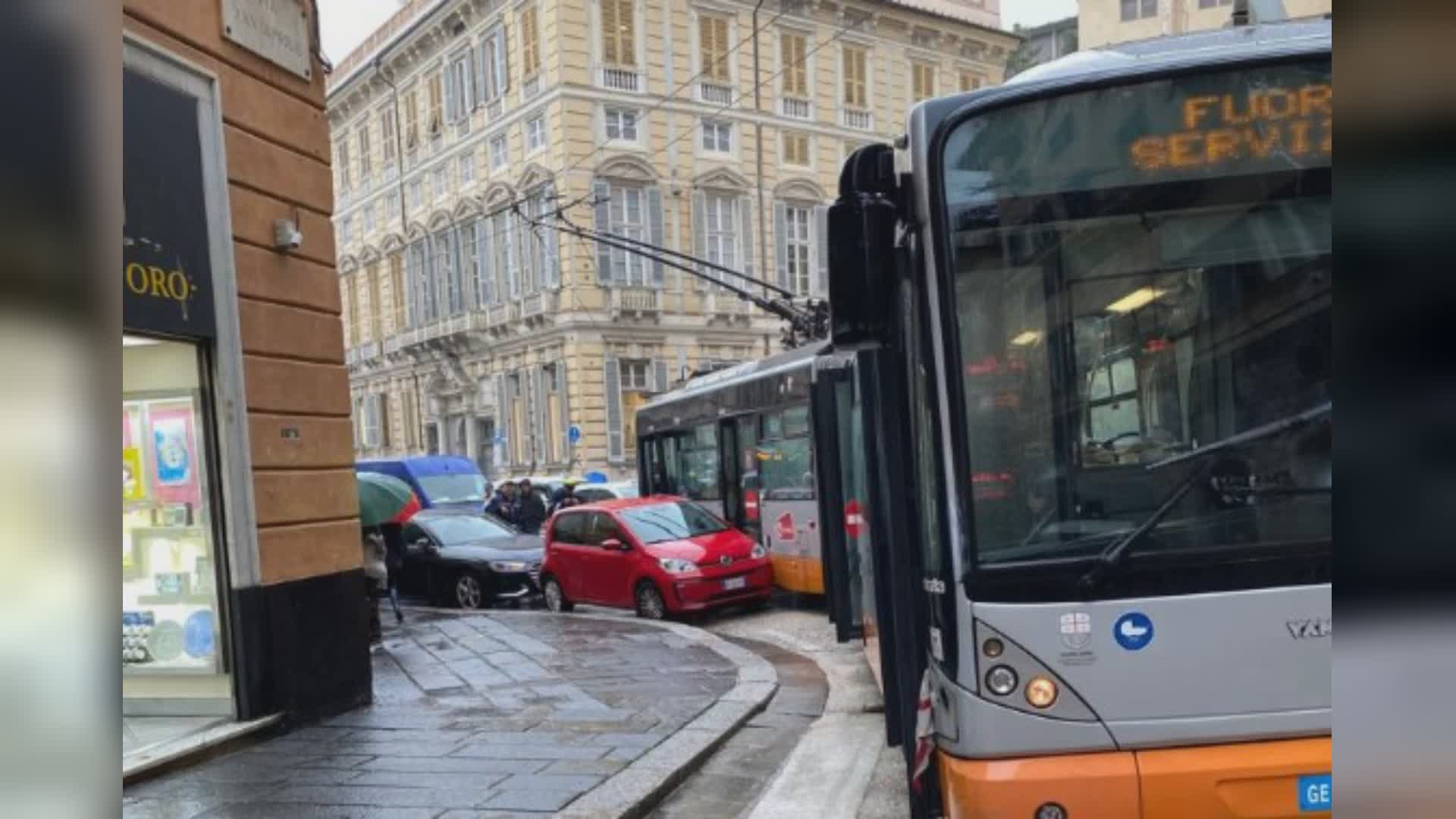 Genova: incastro auto-filobus a Fontane Marose, traffico in tilt