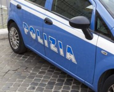 Genova, sradica dall’asfalto un palo di ferro e lo usa come arma: arrestato.