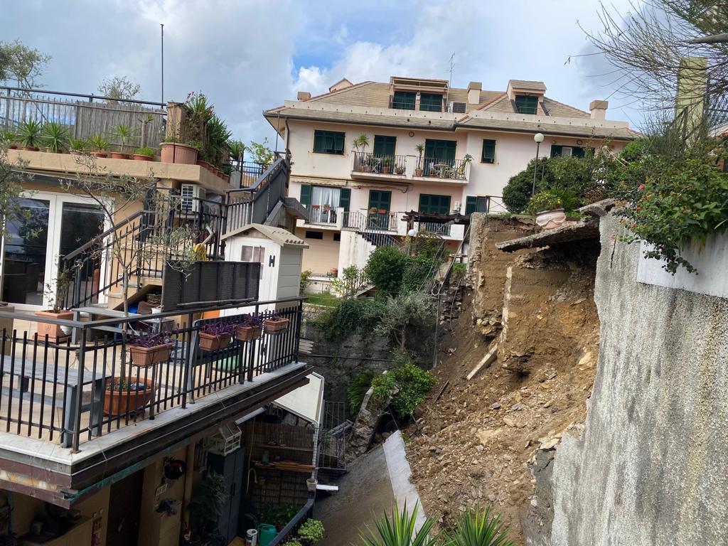 Maltempo a Genova, paura a Quinto: crolla muraglione in via Mendozza, evacuate 18 persone