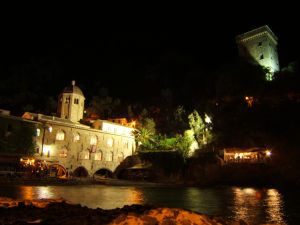 Stasera alle 20.30 torna Benvenuti in Liguria tra Santa Margherita e San Fruttuoso 