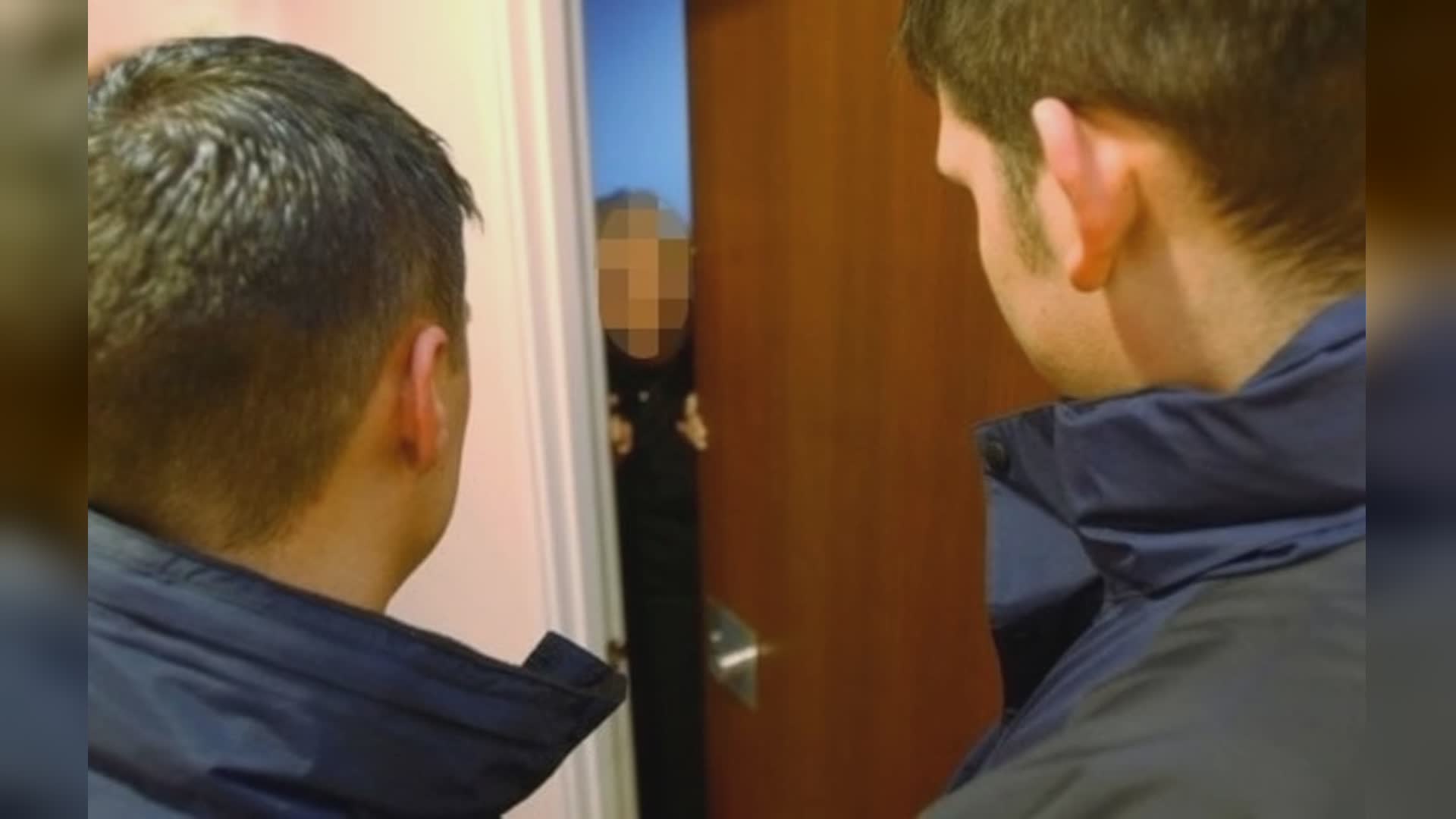 Genova, figlio "sequestra" i genitori che attirano l'attenzione lanciando un cuscino dalla finestra: salvati dalla polizia