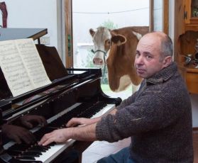 L'allevatore che suona Beethoven alle vacche: "In stalla non c'è più futuro per i giovani"