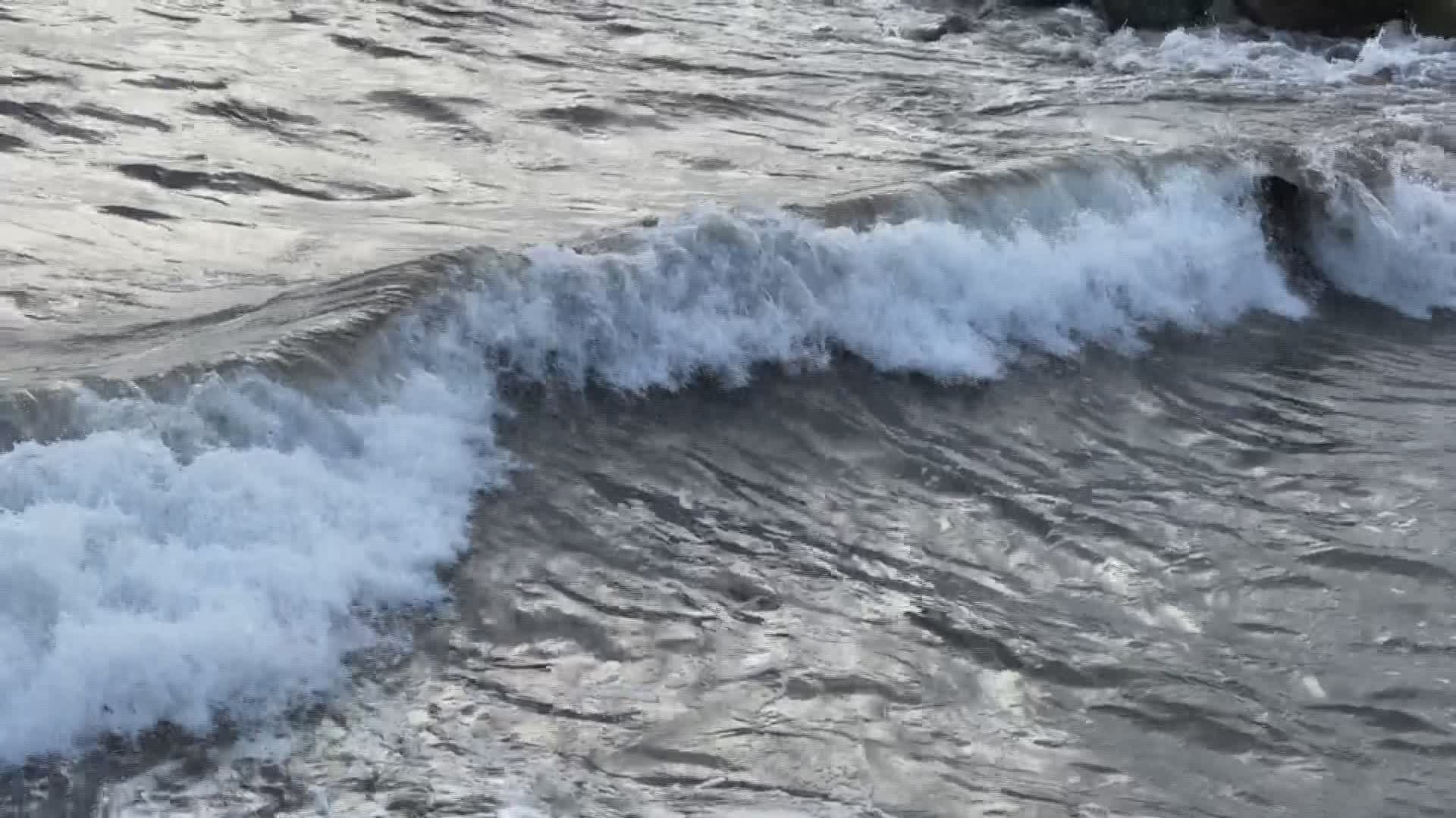 Sestri Levante, tre pescatori cinesi cadono in acqua durante una mareggiata: salvati dalla guardia costiera