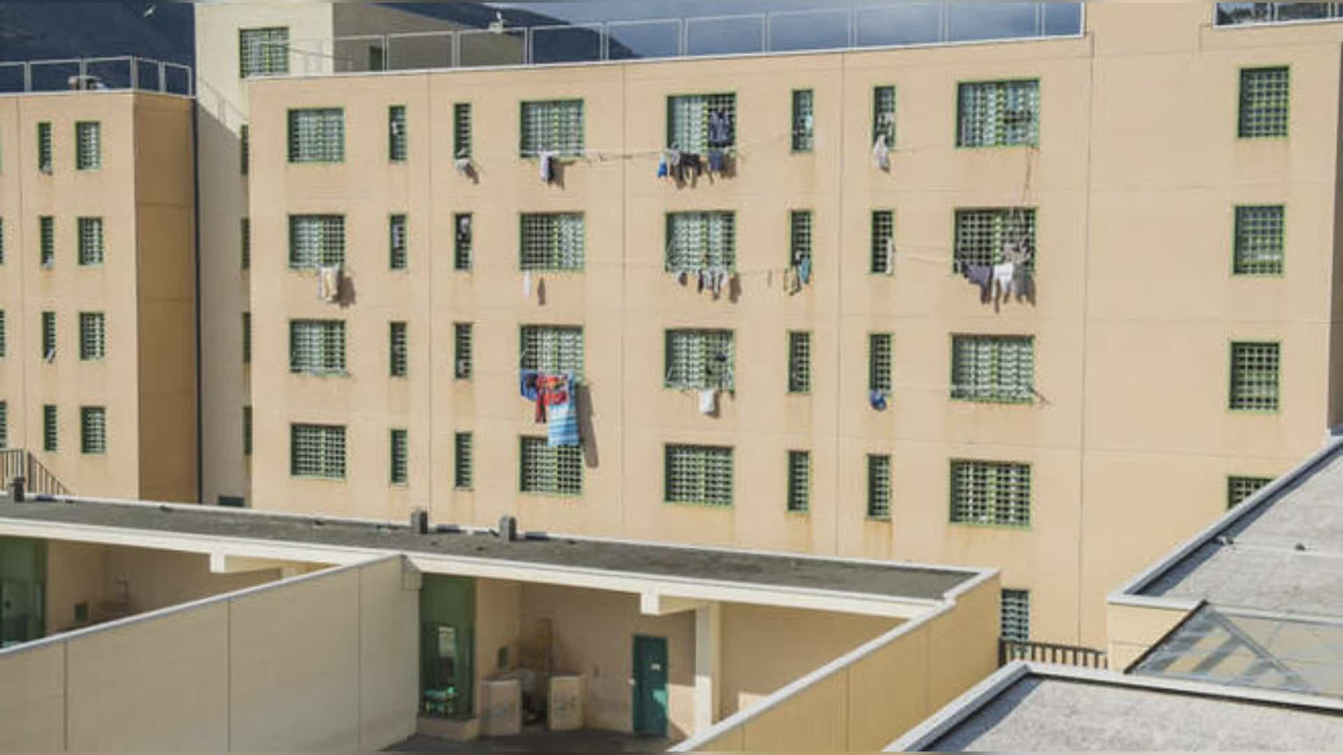 Sanremo: detenuti danno fuoco a cella, evacuato piano carcere