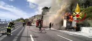 Camion in fiamme sulla A10, traffico bloccato tra Voltri e Arenzano