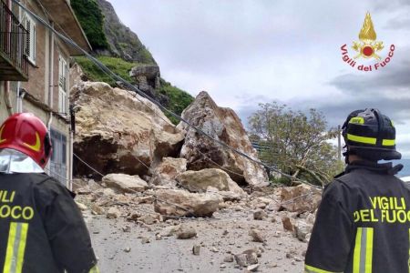 Maltempo in Liguria, frana nella strada che collega Nascio e Cassagna nel Comune di Ne: viabilità interrotta