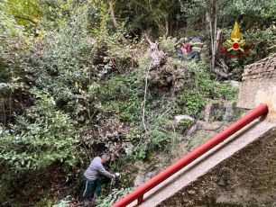 Davagna, donna bloccata in canale di scolo per recuperare il cane: salvata dai vigili del fuoco