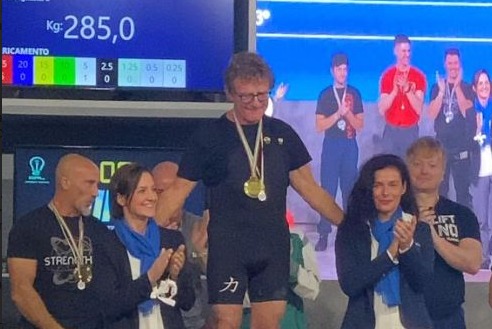 Chiavari, oro e triplo record italiano per Sandro Ugolini ai campionati master IV di powerlifting 