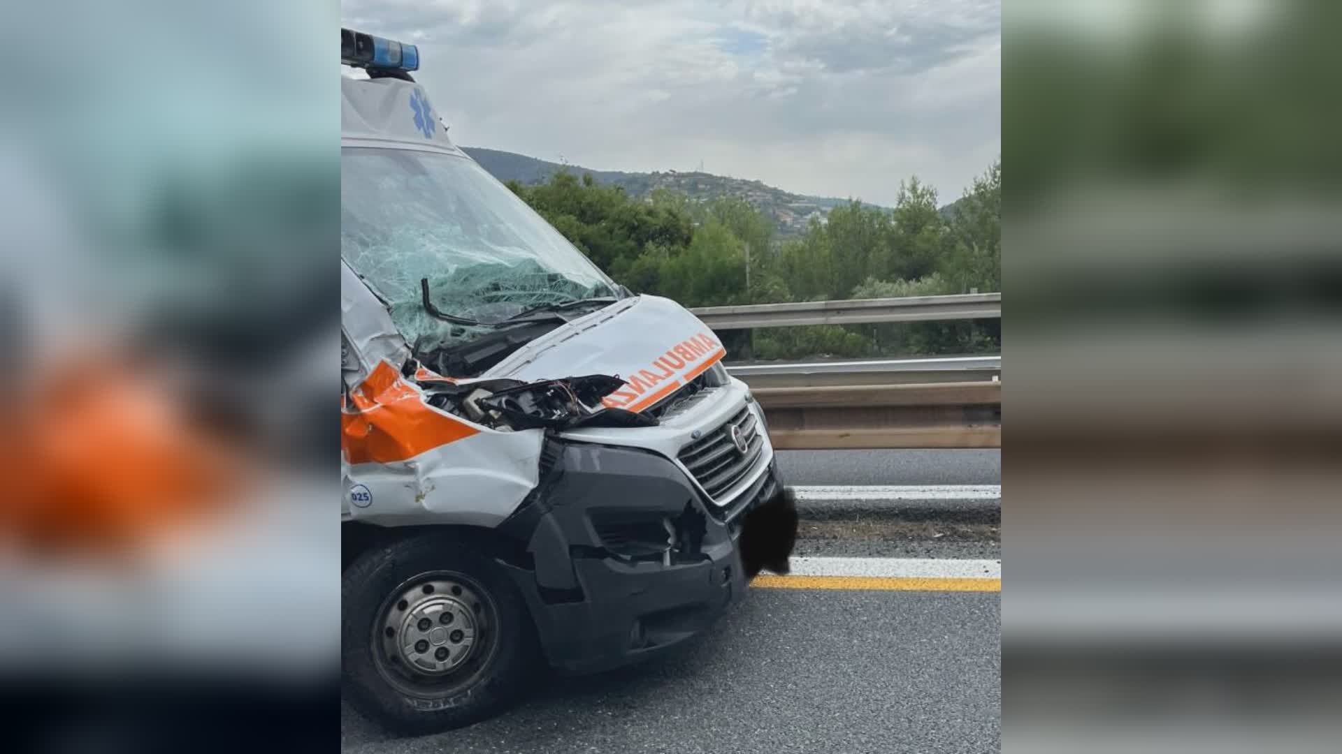 Autostrade in Liguria, scontro tra ambulanza e tir in A10