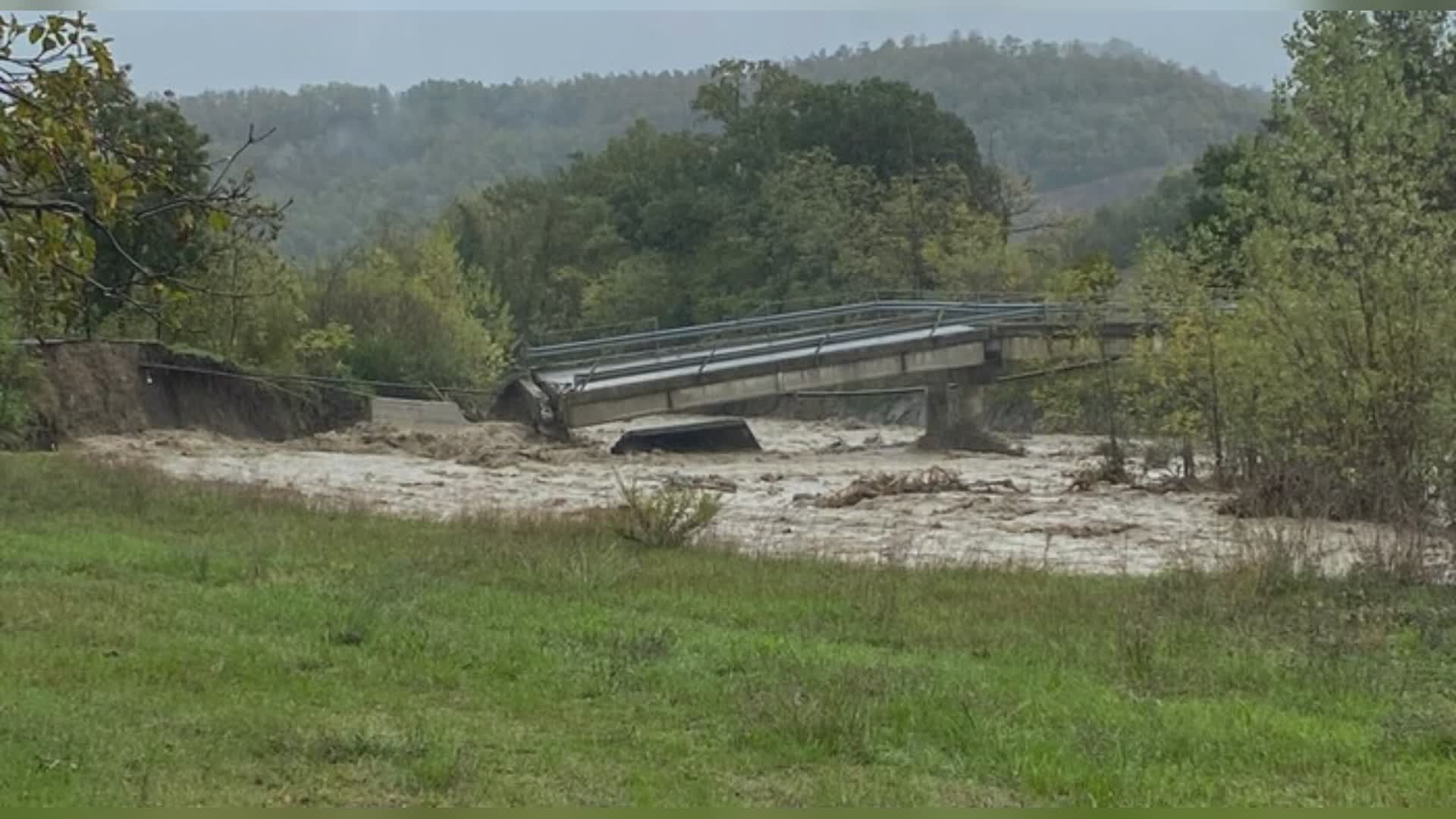 Maltempo, pioggia incessatante nel Parmense: la piena del Taro fa crollare il ponte di Ozzanello
