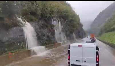 Maltempo, allegamenti in A7 all'altezza di Isola del Cantone. Treni Milano-Genova rallentati in Piemonte (VIDEO)