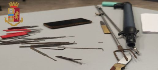 Genova, fermato con attrezzi da scasso in auto, droga e due coltelli: arrestato un 55enne