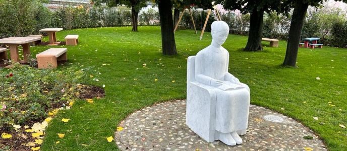 Serra Riccò: la scultura dedicata alla scrittrice Beatrice Solinas Donghi