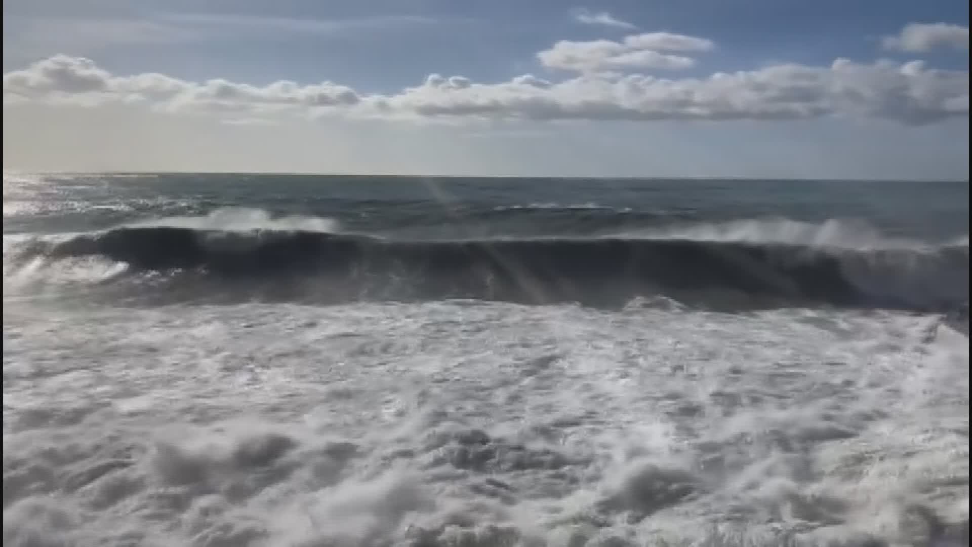 Liguria, Dopo Il Maltempo Le Mareggiate. Genova, Uomo Travolto Da Onda ...